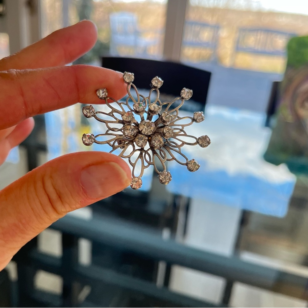 Vintage Brooch Beautiful Flower Shape